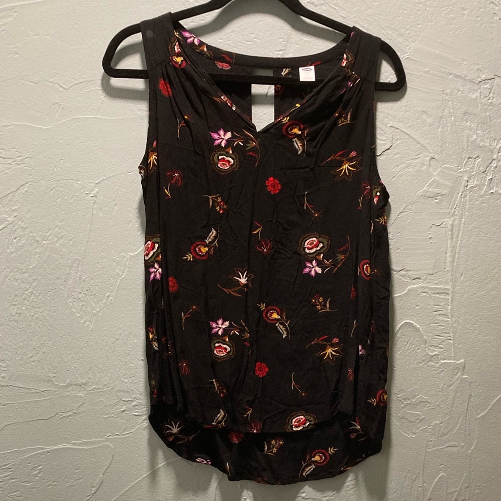 Old Navy M Top
Black with flowers